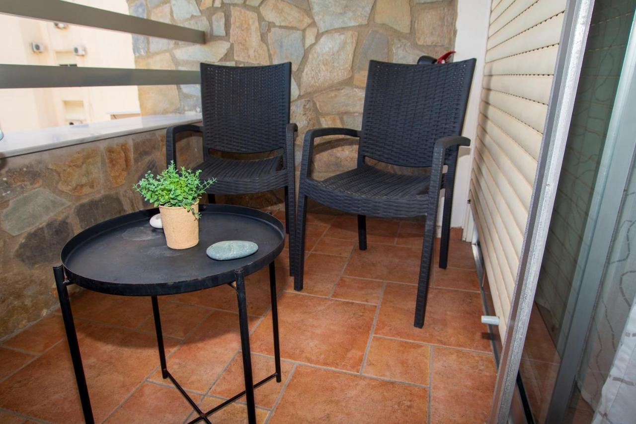 Central, By Sea, Seaview, Renovated 1 Bedroom Flat Larnaca Esterno foto